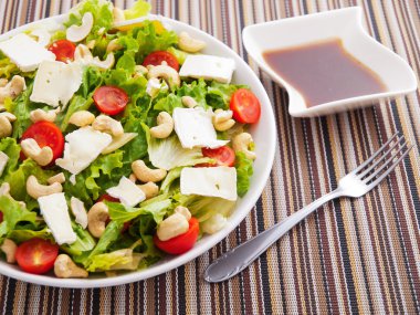 Brie ile yeşil salata