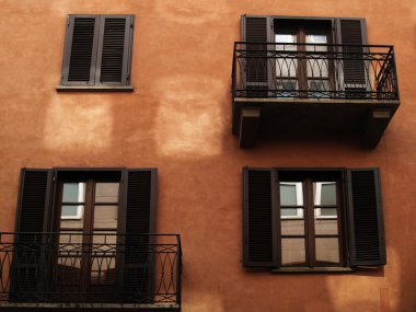Milano arka plan üzerinde içinde pencere eşiği
