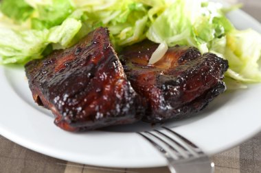 Domuz kaburga yeşil salata ile