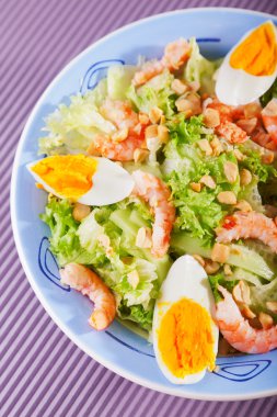 Akdeniz salata karides ve yumurta