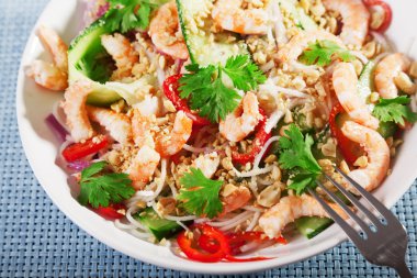 Asya pirinç şehriye salatası