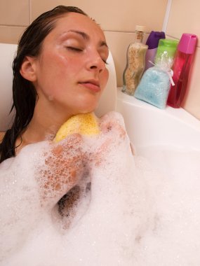 küvet içinde güzel kadın