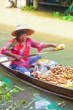 Damnoen Saduak yüzen Pazar kadında