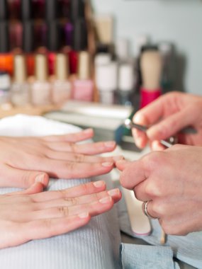 preparación de las manos para manicurael manikür için hazırlanıyor