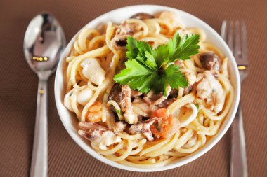 Deniz mahsulleri spagetti zeytinli