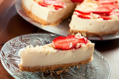çilek ile lezzetli peynirli kek