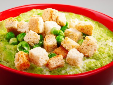 Croutons bezelye krem çorba