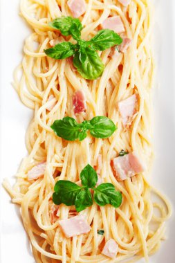 Carbonara taze fesleğen yaprakları ile