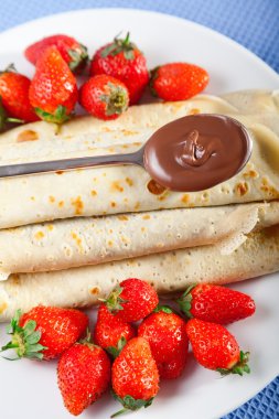 çikolata ve çilek ile Pancakes