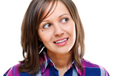 Genç kadın başka tarafa bakıyor.