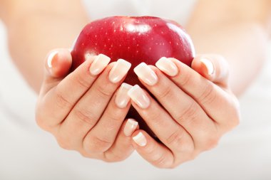 genç bir kadın tutarak Kırmızı elma