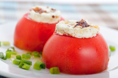 Keçi peyniri ile doldurulmuş domates
