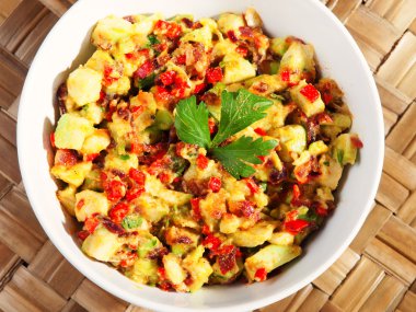 Avokado ve kırmızı biber salatası