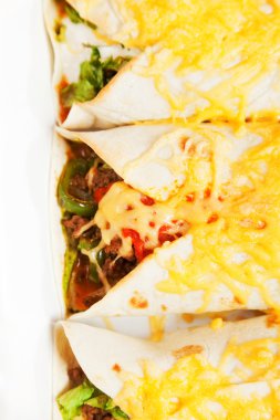 Bir pişirme çanağı içinde Meksika burittos