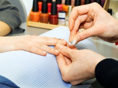 Kız tırnaklarını manikürlü.