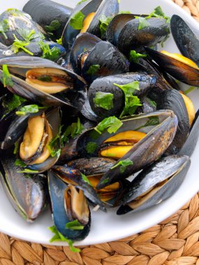 Tereyağı ve taze otlar ile midye