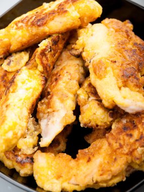 Tabakta kızarmış tavuk.