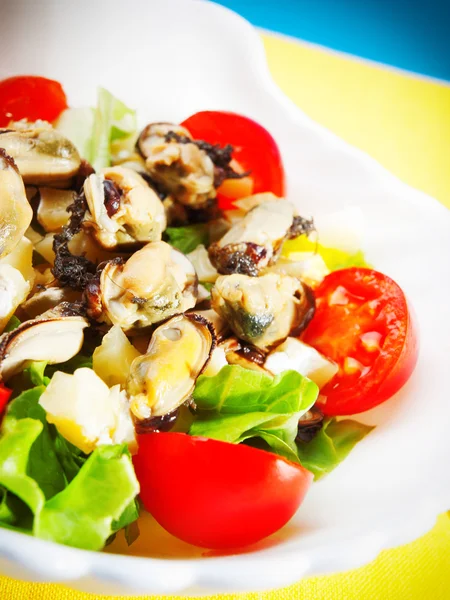 Insalata di frutti di mare su sfondo — Foto Stock