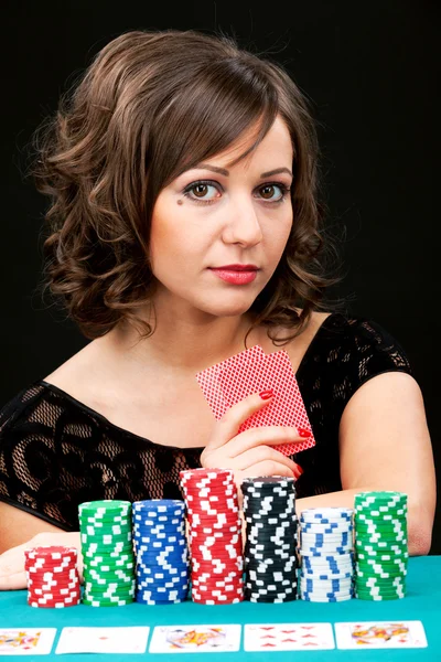 Mujer joven con fichas de juego — Foto de Stock