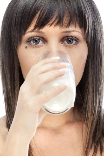 Frau trinkt Milch — Stockfoto