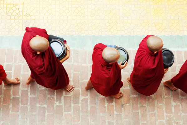 Monks from Mahagandayone monastery — 图库照片