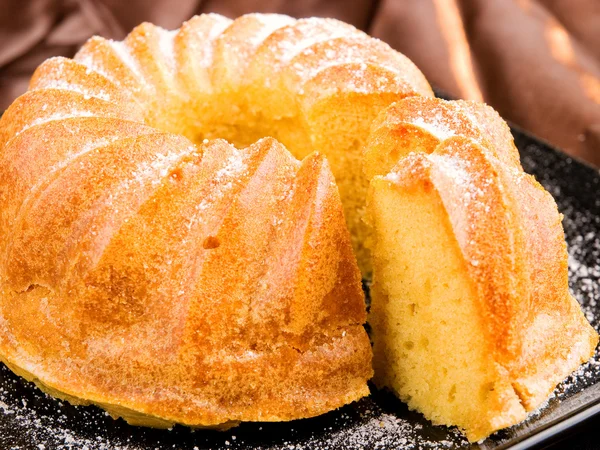 Vanille cake met één stuk — Stockfoto