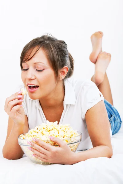 Mujer joven comiendo palomitas de maíz — Foto de Stock