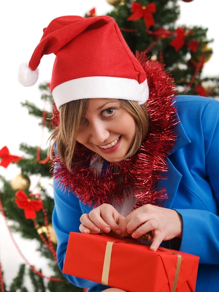 Vrouw met kerstcadeau — Stockfoto