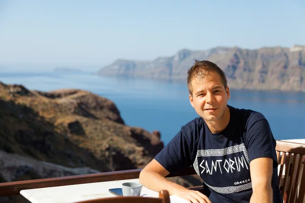 Junger Mann in einem Ferienort, Santorini — Stockfoto