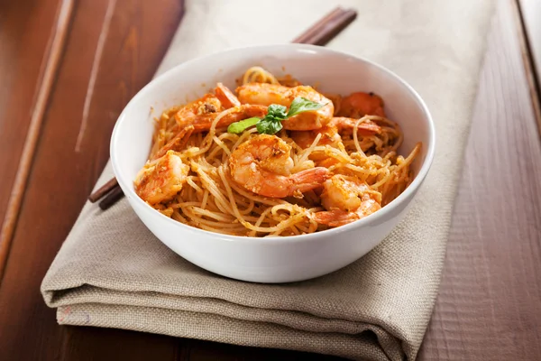 Thai rice noodles with shrimps — Stock Photo, Image