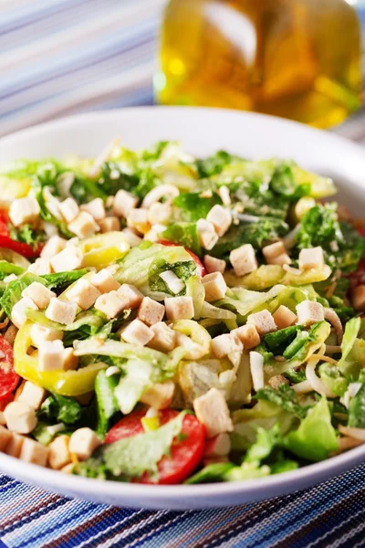 Salade verte aux tomates et croûtons — Photo