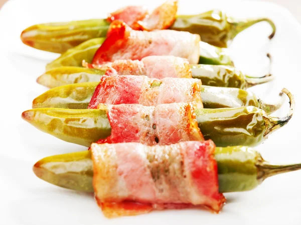 Jalapenos grelhados embrulhados em bacon — Fotografia de Stock