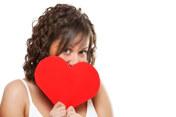 Mladá žena drží červené papírové srdce — Stock fotografie