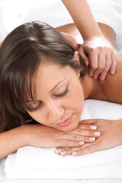 Jovem mulher fazendo massagem — Fotografia de Stock