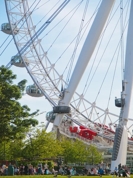 London Eye oturan insanlar — Stok fotoğraf