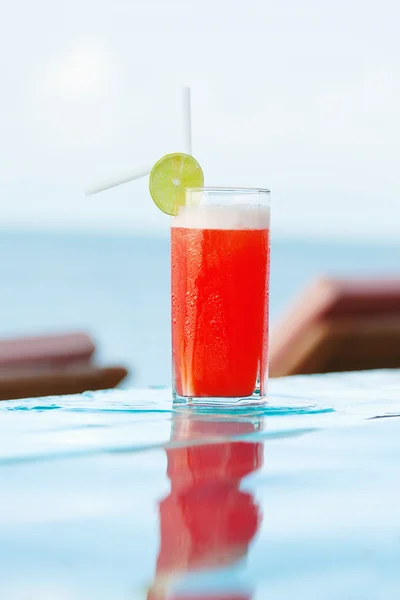 Mai Thaise cocktail bij het zwembad — Stockfoto