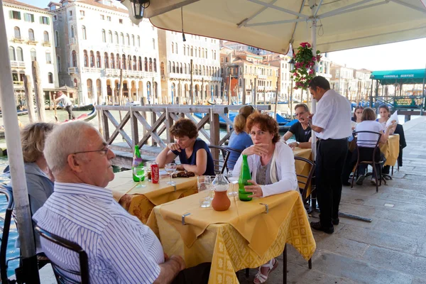 Tourists sitting in a street restaurant in Venice — Stok fotoğraf