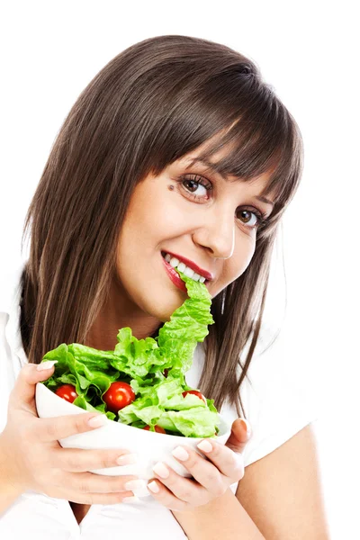 Mujer joven comiendo ensalada fresca — Foto de Stock