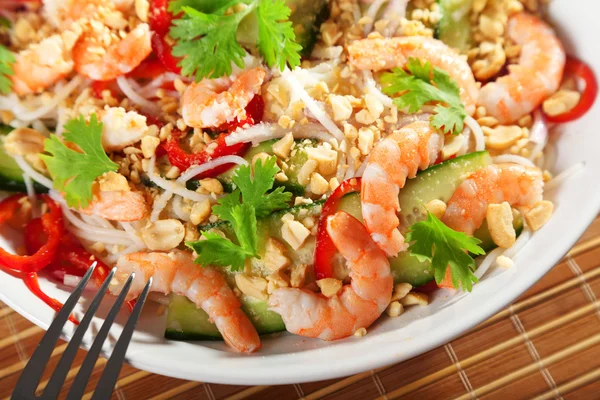Aziatische salade met noedels — Stockfoto