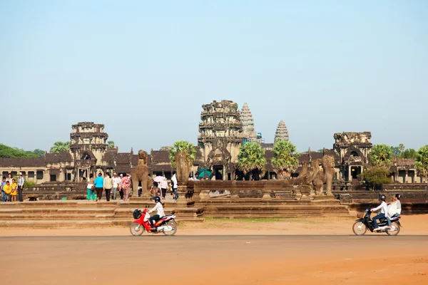 Туристы, посещающие древний Ангкор-Ват — стоковое фото
