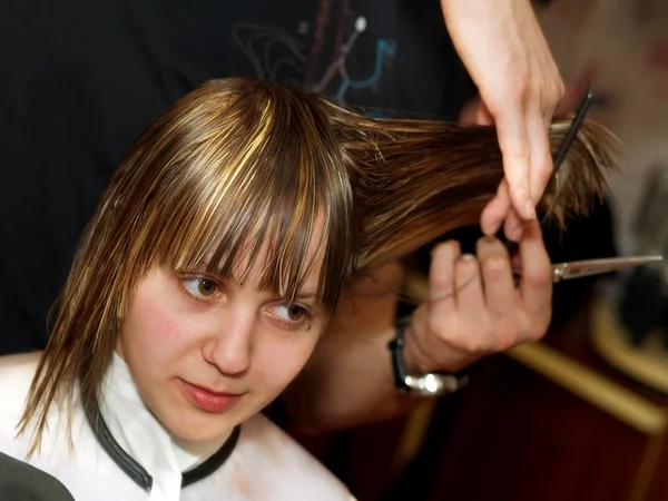 Mujer joven en el estudio de pelo —  Fotos de Stock