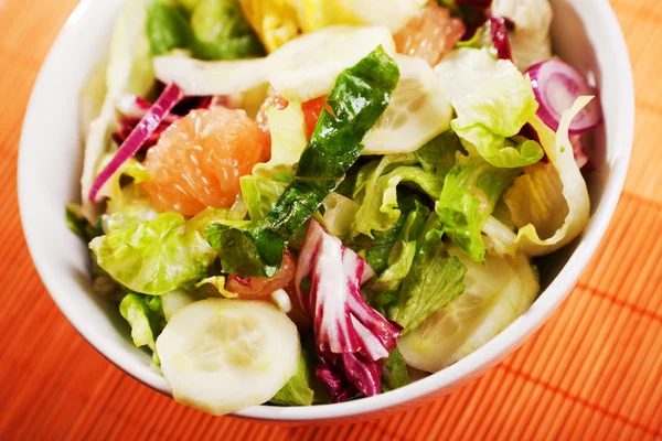 Salad with lettuce, cucumbers and grapefruit — Stock Photo, Image