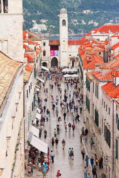 Turistas andando na rua principal de Dubrovnik — Fotografia de Stock