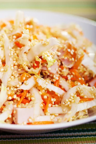 Salada de frango com quinoa — Fotografia de Stock