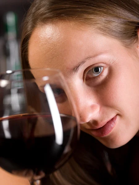 Vrouw drinken van rode wijn — Stockfoto