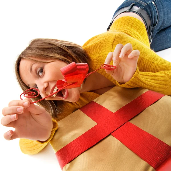 Donna con regalo di Natale — Foto Stock