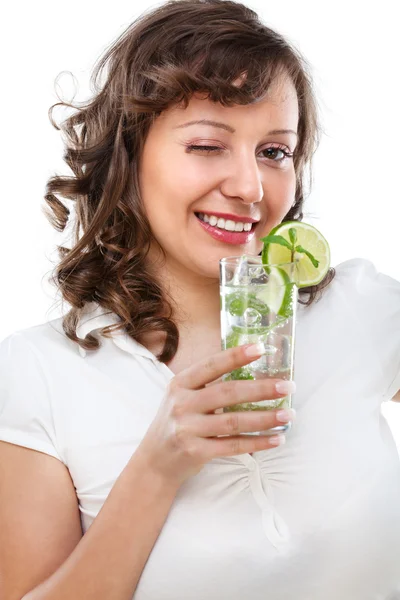 Mujer joven con mojito — Foto de Stock