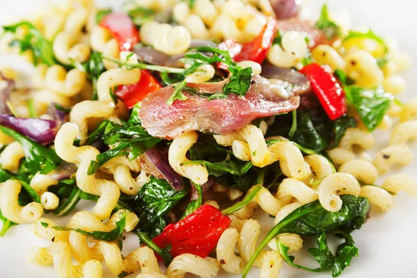 Pasta con jamón y espinaca —  Fotos de Stock