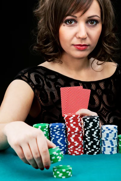 Giovane donna con chip di gioco — Foto Stock