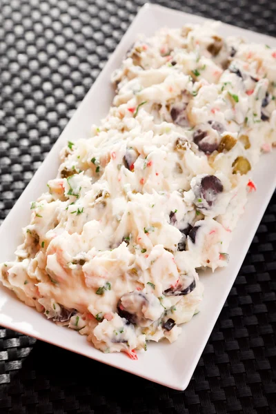 Salade de pommes de terre au surimi et olives — Photo